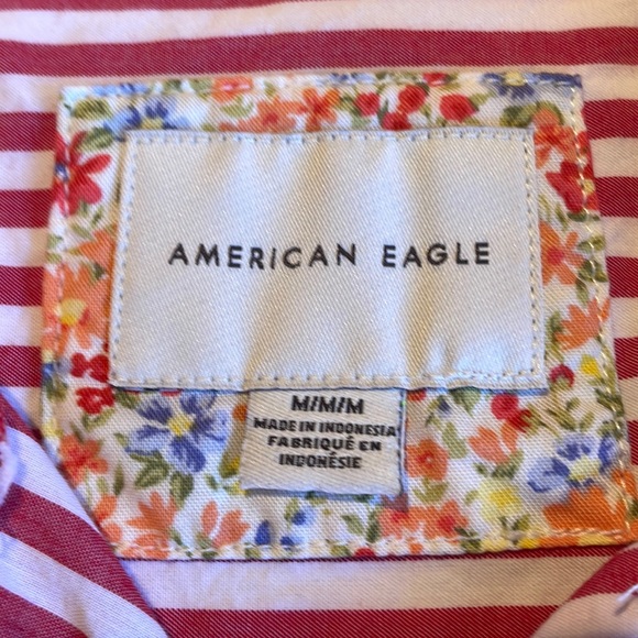 American Eagle crop shirt. Red and white strip with floral detail. Size M - Picture 4 of 4